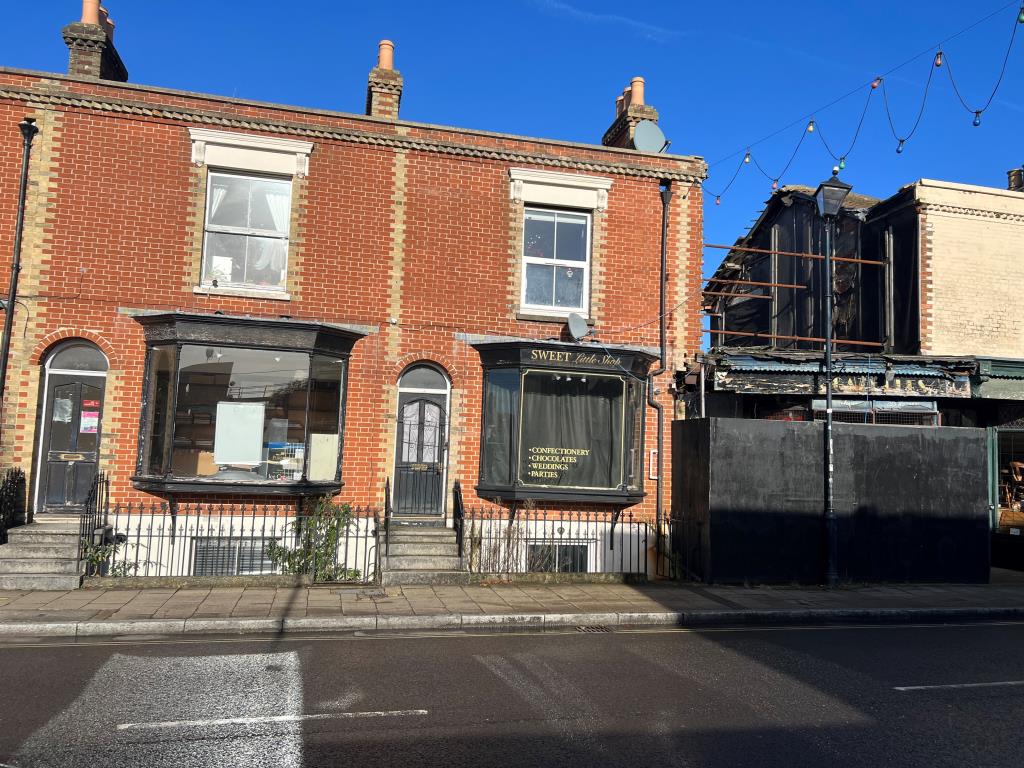 Lot: 141 - LOWER GROUND FLOOR FLAT - Street view of end of terraced building